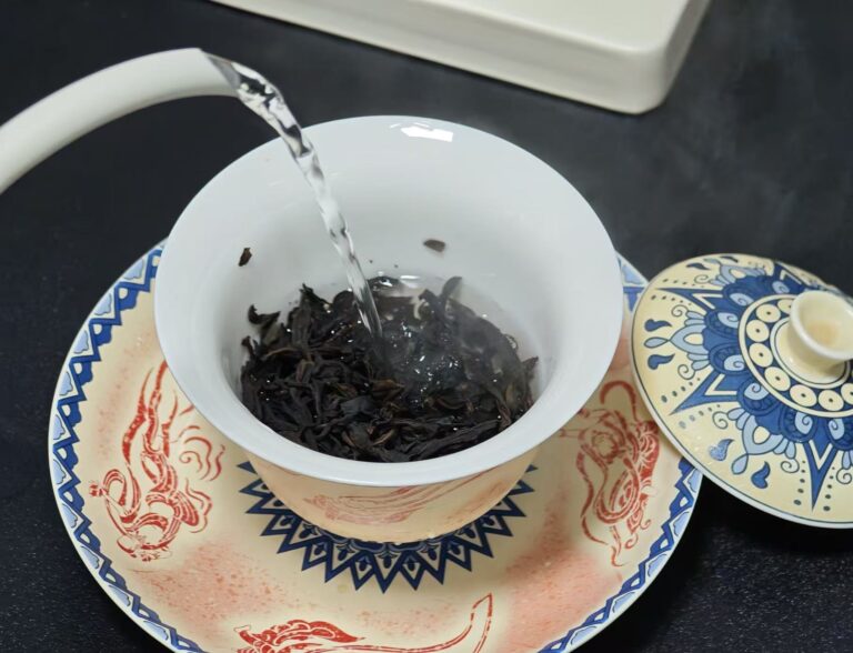 Porcelain gaiwan around 120 to 150ml for beginner gongfu tea brewing