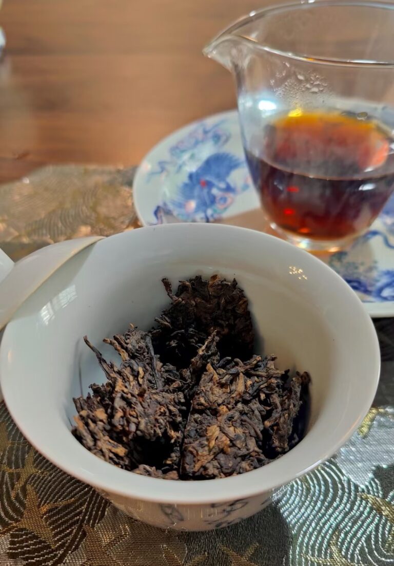 Beginner-friendly Chinese tea options including Lao Cha Tou ripe Pu Erh oolong and a simple gaiwan setup