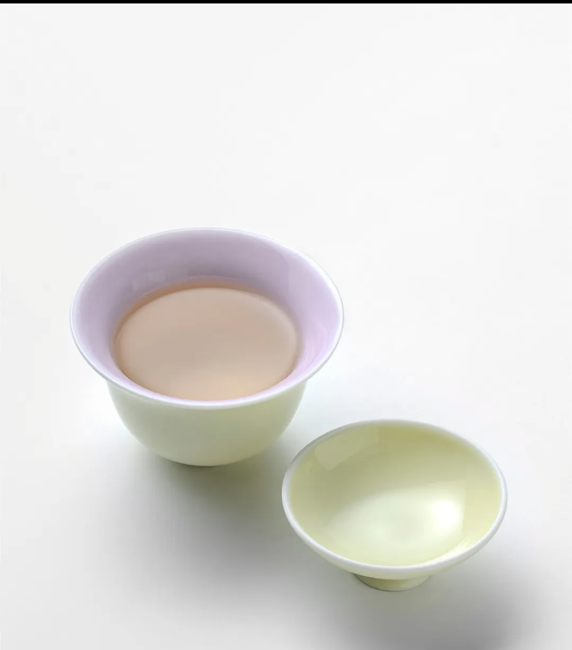 96bd039c33c84c235afa06949bd6394f Pouring tea from 90ml dual-color gaiwan (yellow exterior, pink-purple interior) into 45ml cup