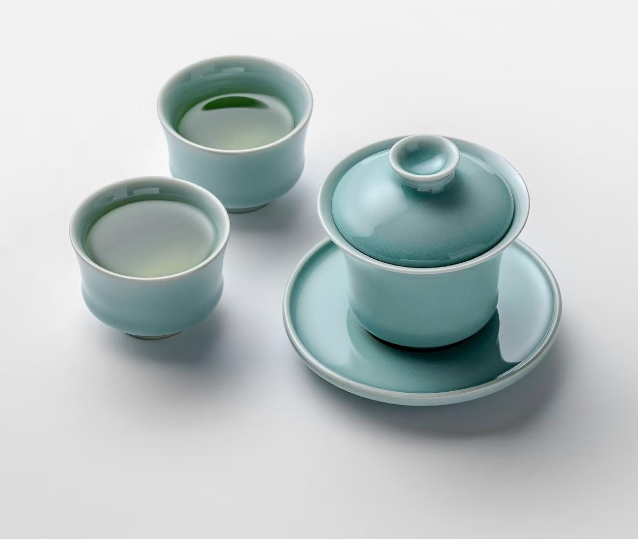 bf8a9463e8f9da580ecc648f73f4fe83 Close-up of horseshoe cup rim and powder blue glaze texture-1