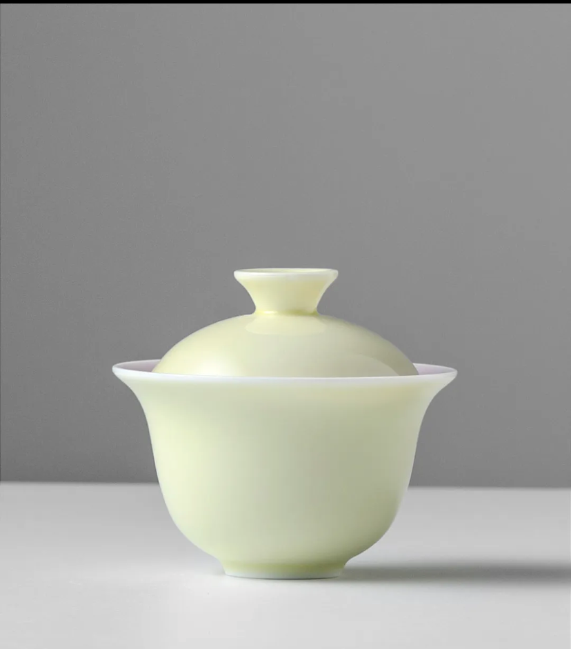 e4d77078f13c369d38a01fa2aeec2e26 90ml porcelain gaiwan with pale yellow outer glaze and soft pink-purple interior