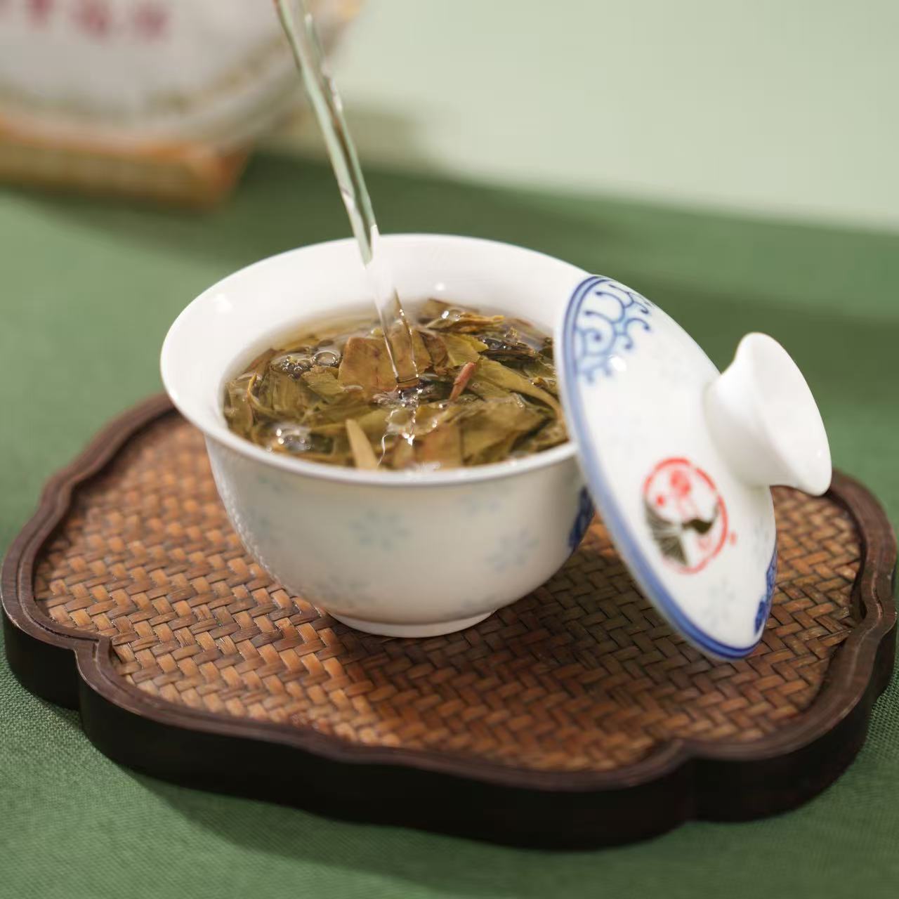 Brewed raw Pu-erh tea with honey floral aroma and golden liquor Brewed raw Pu-erh tea with honey floral aroma and golden liquor