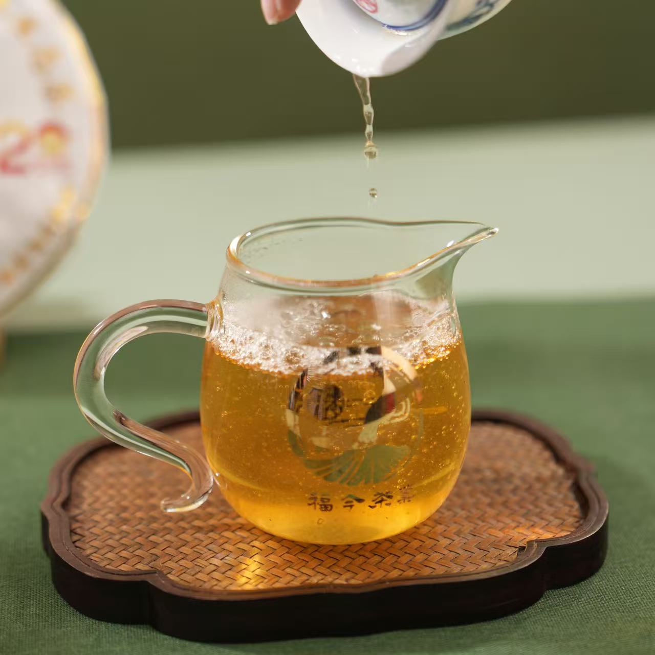 Golden tea liquor from 2026 Fu Jin Banzhang Fu Bing Sheng Pu-erh Golden tea liquor from 2026 Fu Jin Banzhang Fu Bing Sheng Pu-erh