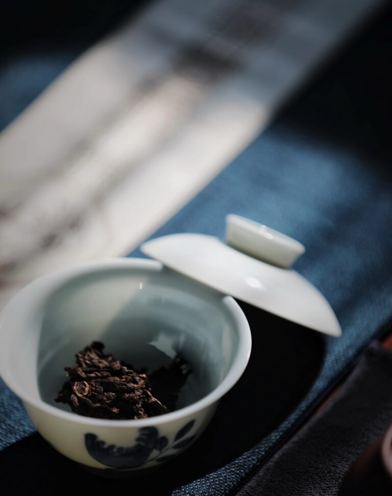 Ripe pu erh tea leaves with a gaiwan and cups for beginner brewing